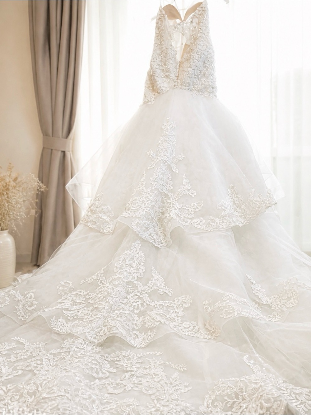 Elegant White Lace Ball Gown Wedding Dress with Tiered Tulle Skirt